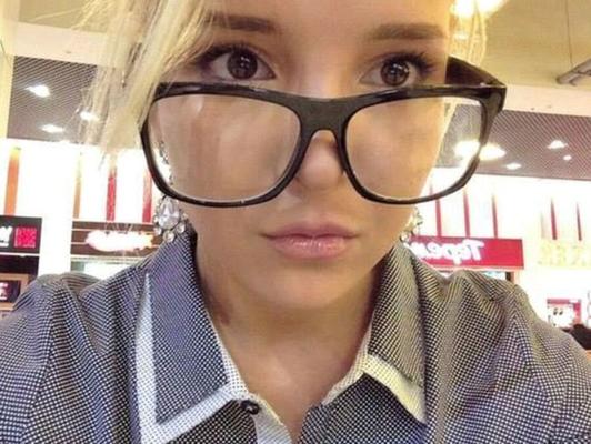Süße blonde russische Teenagerin Katerina Kozlova
