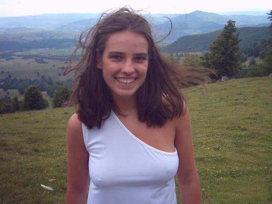 ...corps incroyable..gros seins.. reta se déshabille à la maison
