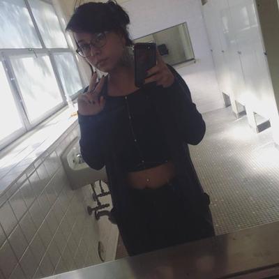 Buxom Punker dans des lunettes (toilettes) pour dégradant, hommage, ment