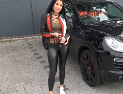 Hotwife tatuada destrozada en un club de swingers alemán
