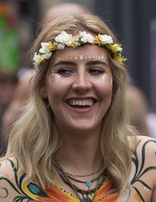 WNBR – Ein Blumenmädchen mit einem großen Schmetterling
