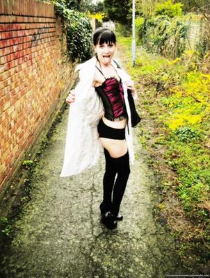 公共の場で服を脱ぐ美しい露出狂