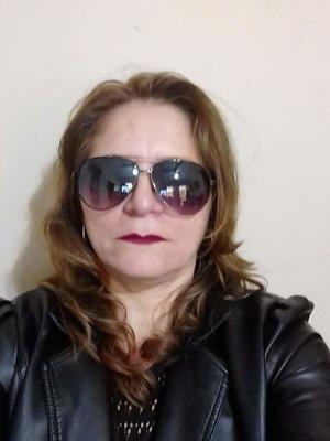 MILF punk posant pour une éjaculation faciale