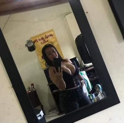 Belle fille chaude et sexy avec un corps voluptueux