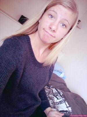 Deutscher blonder Teenager ist bereit, uns ihre feuchte Muschi zu zeigen