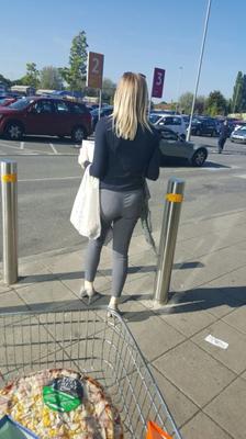 Hmmm papai, por favor, toque meu buraco na bunda