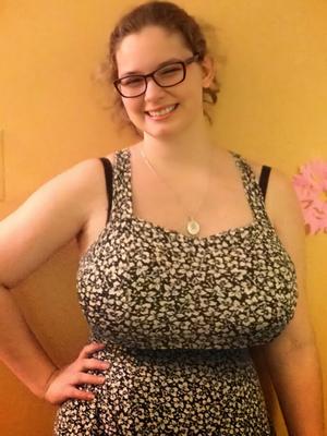 fille inconnue avec de gros seins a de plus gros seins truqués