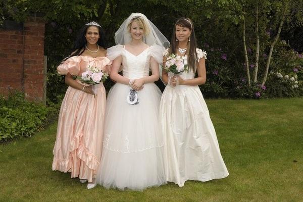 la mariée et ses demoiselles d'honneur
