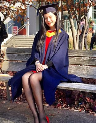 パンストを履いたアジアの学生