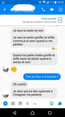 Femme chaude envoyant des SMS
