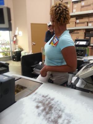 Gilf au butin candide qui travaille chez Walmart.