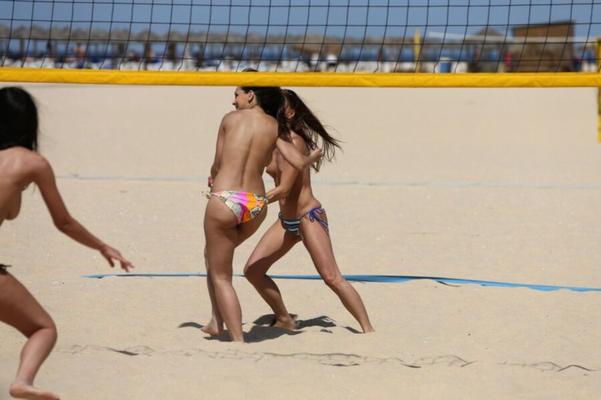 Jo, topless vollyball.