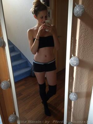 Elisa nackt im Flur - Hot teen allemande nue à la maison