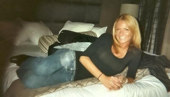 Elle a des implants, faites-la semblant s'il vous plaît !
