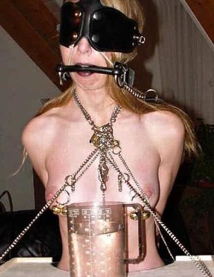 SlaveWife allemande PainSlut dans le donjon