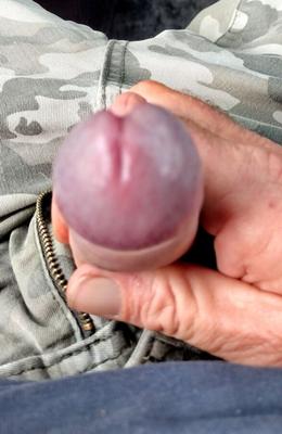 ピンクのニッカーズと光沢のあるヘルメット