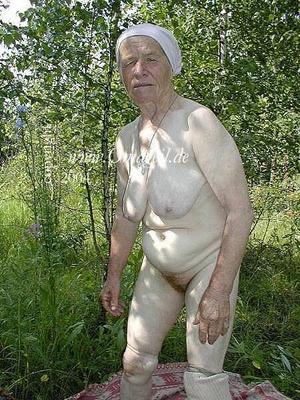 ロシアのおばあちゃん屋外