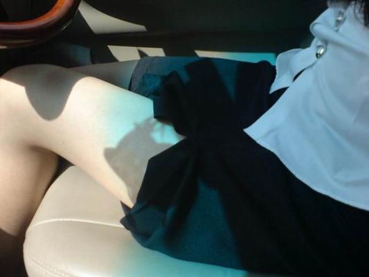 Fille thaïlandaise montre sa chatte en voiture