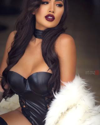 マリー・マドール巨乳のブルネット美女