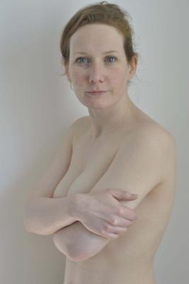 fille rousse en haut moins.