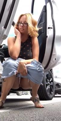 Une fille tatouée adore pisser dehors