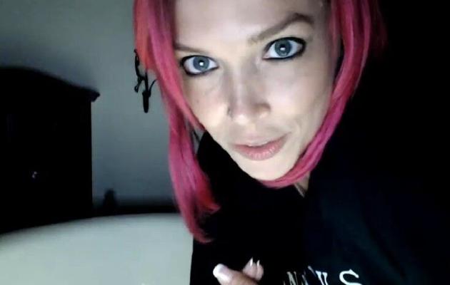 fille tatouée chaude dans la baignoire