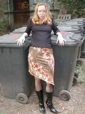 Angela, une adolescente allemande en collants (Muelltonnen)