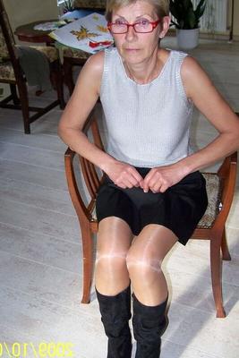 Mince mature, peut-être allemande, MILF taquine en collants