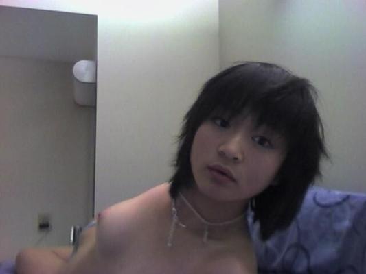 Garçon mignon japonais camwhore fille rose aréole chauve chatte