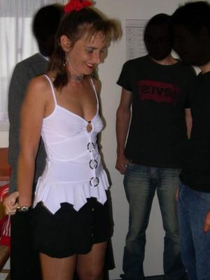 Salope française en gang bang