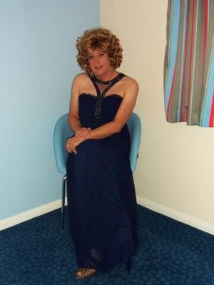 CD Nicola en robe de soirée bleue