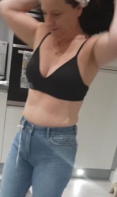 Levez les bras à Lynn pour que nous puissions voir ces petits seins !