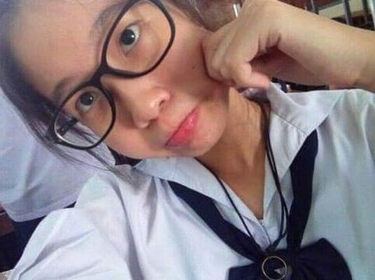Zierlicher thailändischer Teenager entblößt