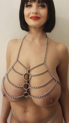 Lisa Bukawski – Stilvolle MILF mit großer Brust