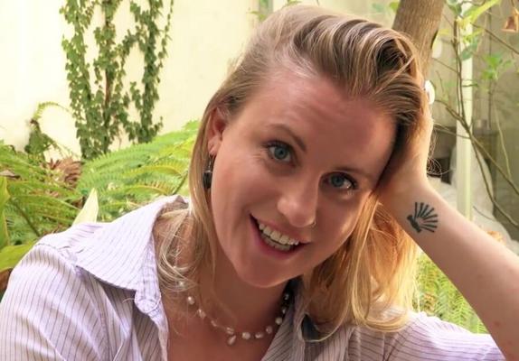très belle fille obtient un orgasme intense de son jouet