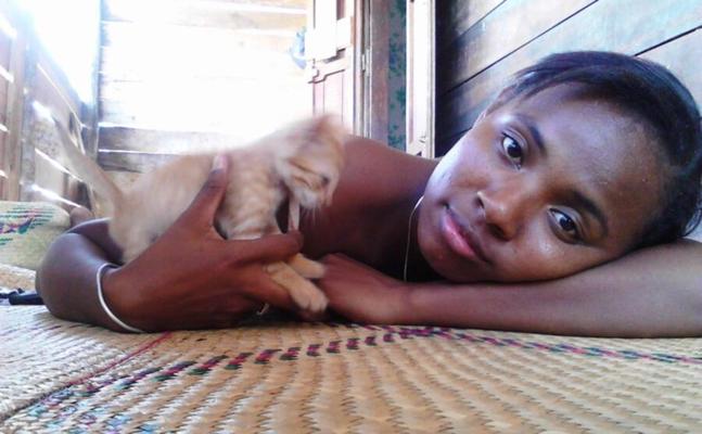 une superbe jeune adolescente noire accepte de poser nue