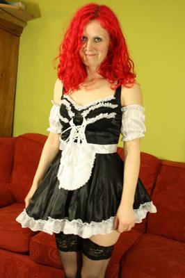 Daisy, une MILF rousse en costume de femme de chambre française, se fait enculer.