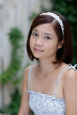 La mignonne adolescente asiatique NATSUMI enlève sa culotte !