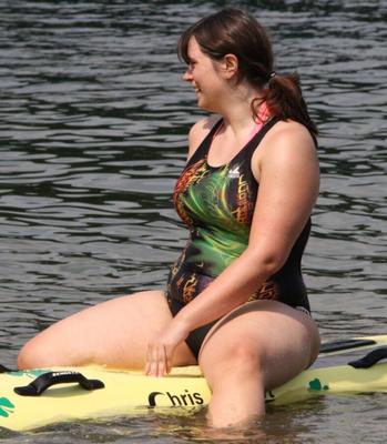Fille allemande épaisse au lac