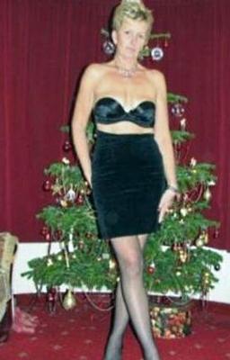 Retro Gold - Amateur - Mature UK Lynn stores a wine bottle