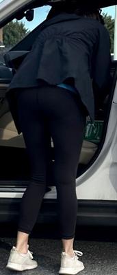 Observation aléatoire - MILF en All Black sortant quelque chose de la voiture