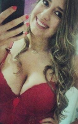 Maman latine aux gros seins. 