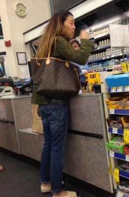 Jolies filles chinoises dans un magasin discount