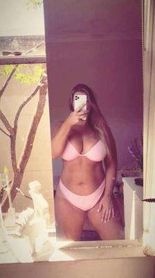Adolescentes en bikini au hasard