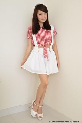 Yui Saotome - spectacle de culottes en robe blanche