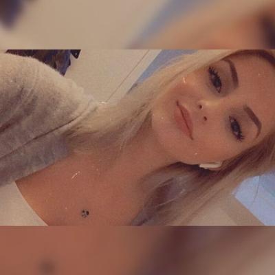 Adolescente alemana rubia sexy [Sin desnudos]
