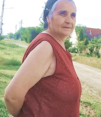 Vovó vizinha com suas calcinhas baratas e gastas