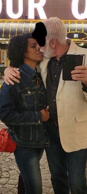 Une femme noire s'envole pour Los Angeles pour être avec son patron