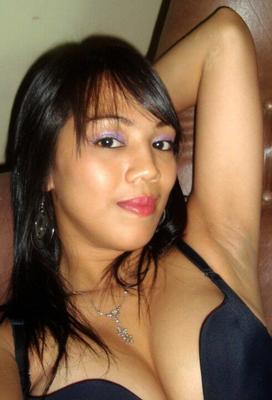 PI Hottie mariée à un homme plus âgé et aime jouer