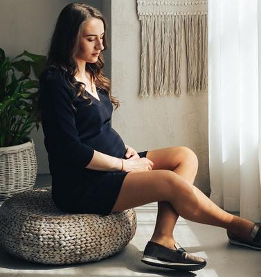 Salope russe enceinte en collants beiges